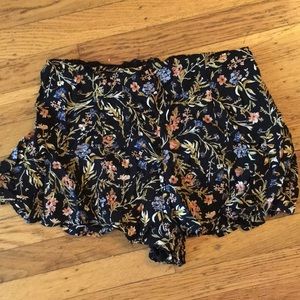 Floral shorts. Loose fit.